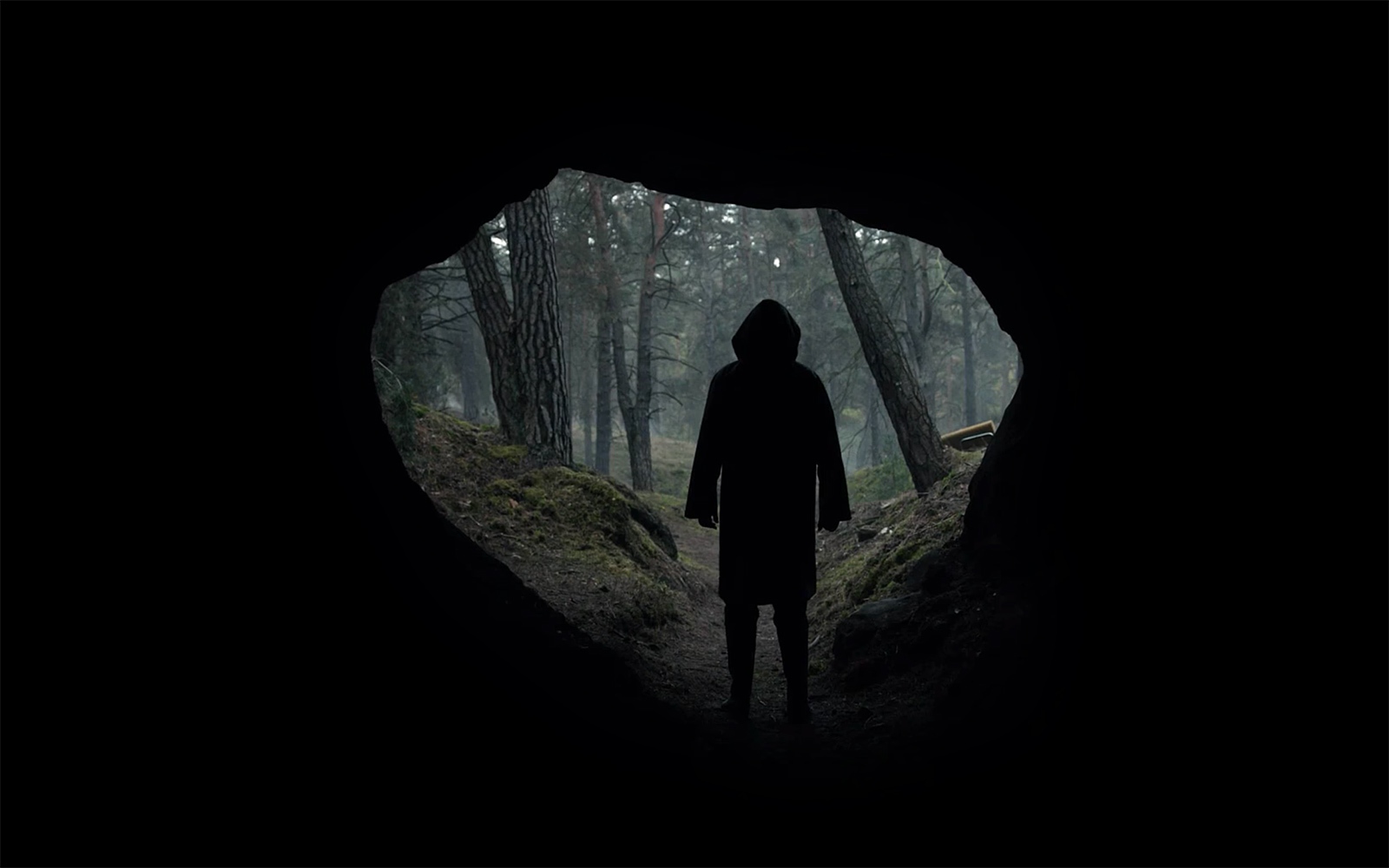 Ein Mensch steht kurz davor, die Höle zu verlassen.