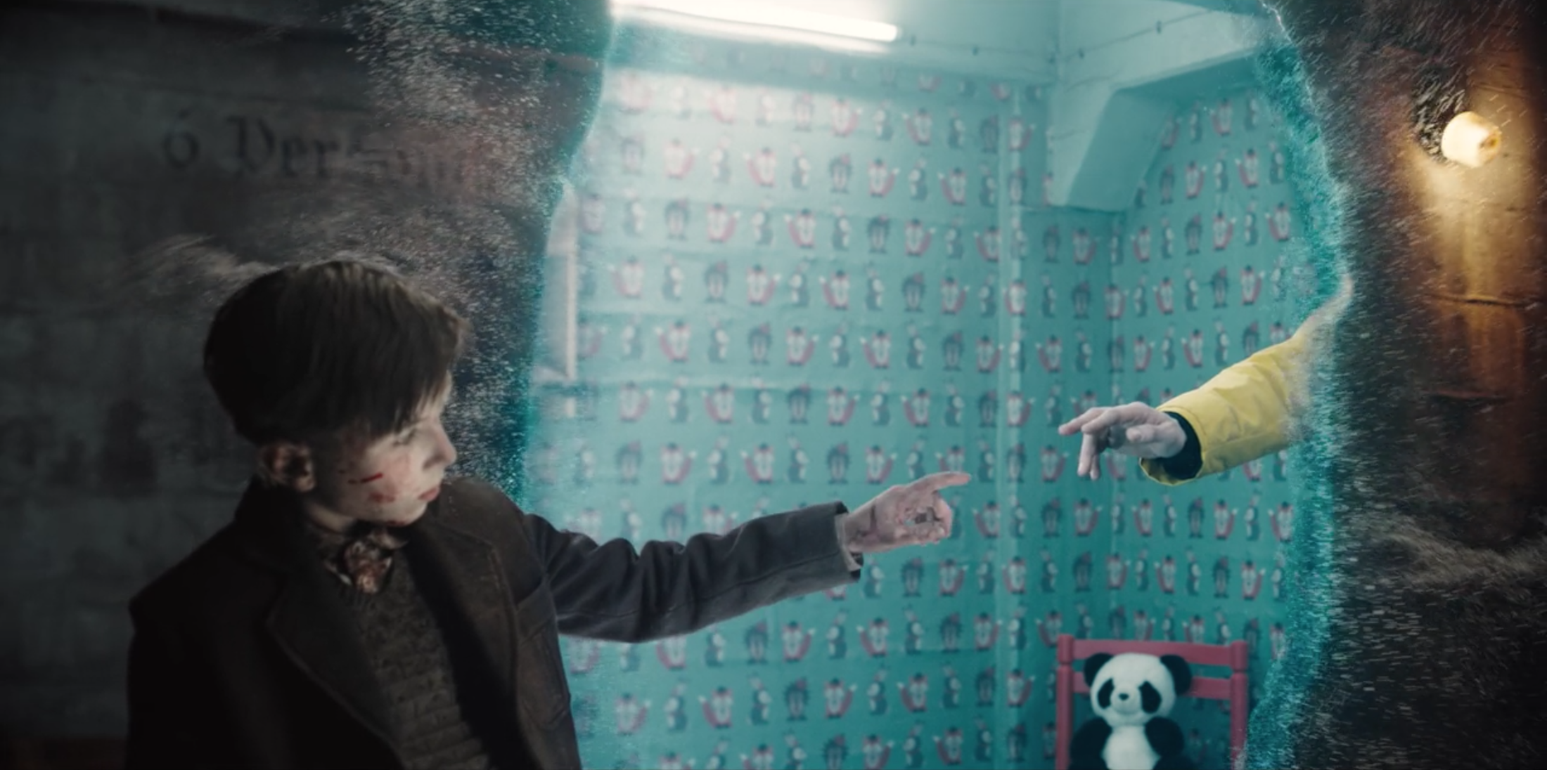 Helge, als Kind, versuche die Hand von Jonas zu berühren.