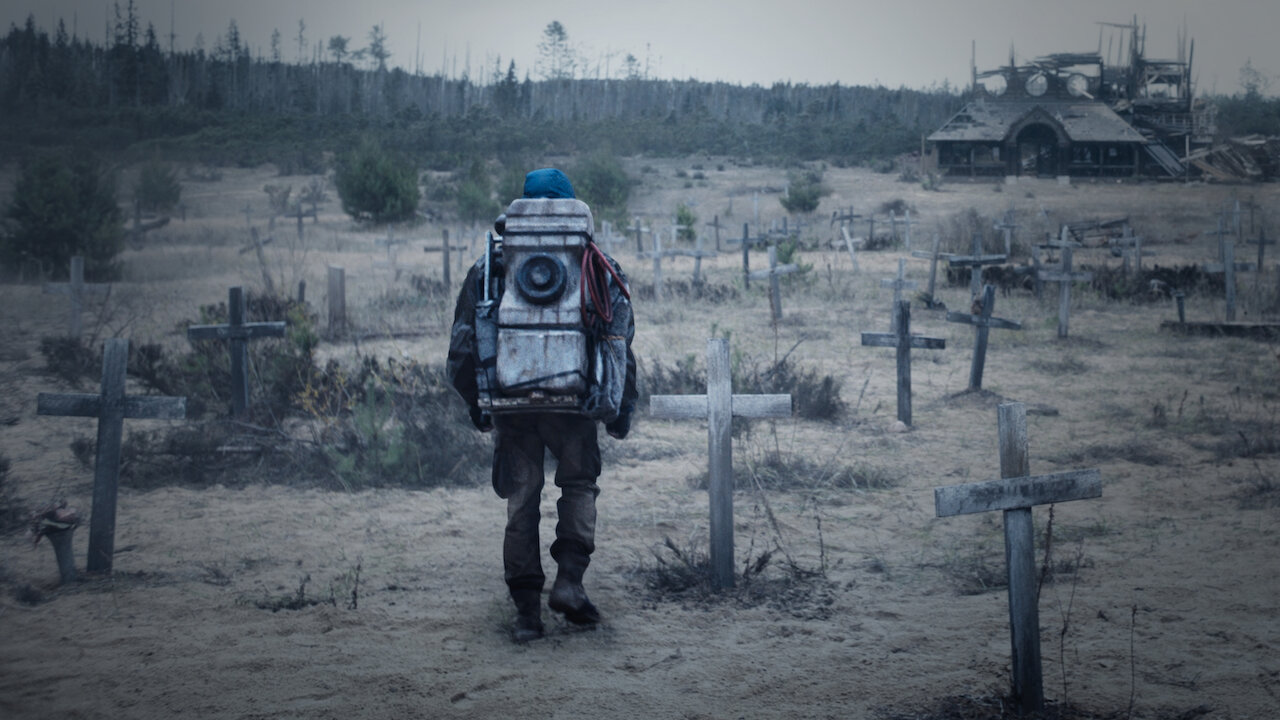 Jonas geht durch einen Ort voller Gräber